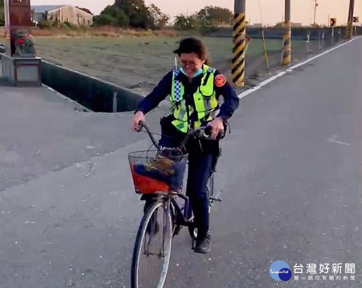 好收所員警巡勤發現老婦受困路旁，立即給予適當之協助，除安全載送返家，亦將代步之腳踏車騎回家，熱心為民服務之精神倍受肯定。