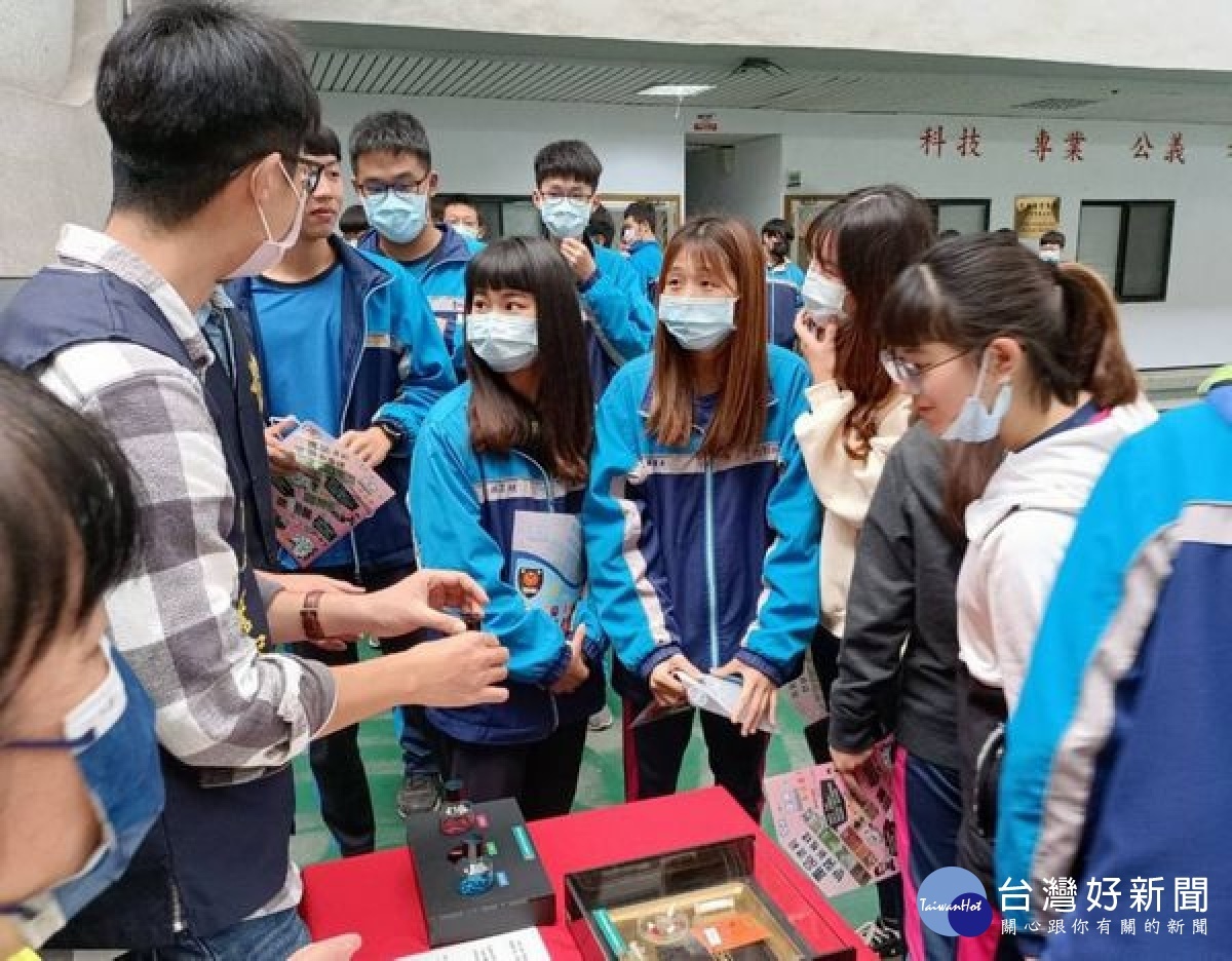 虎尾農工師生前往雲林縣警察局辦理戶外教學，在寓教於樂的體驗過程中，強化預防犯罪、交通安全與相關法治觀念，提升自我保護意識。