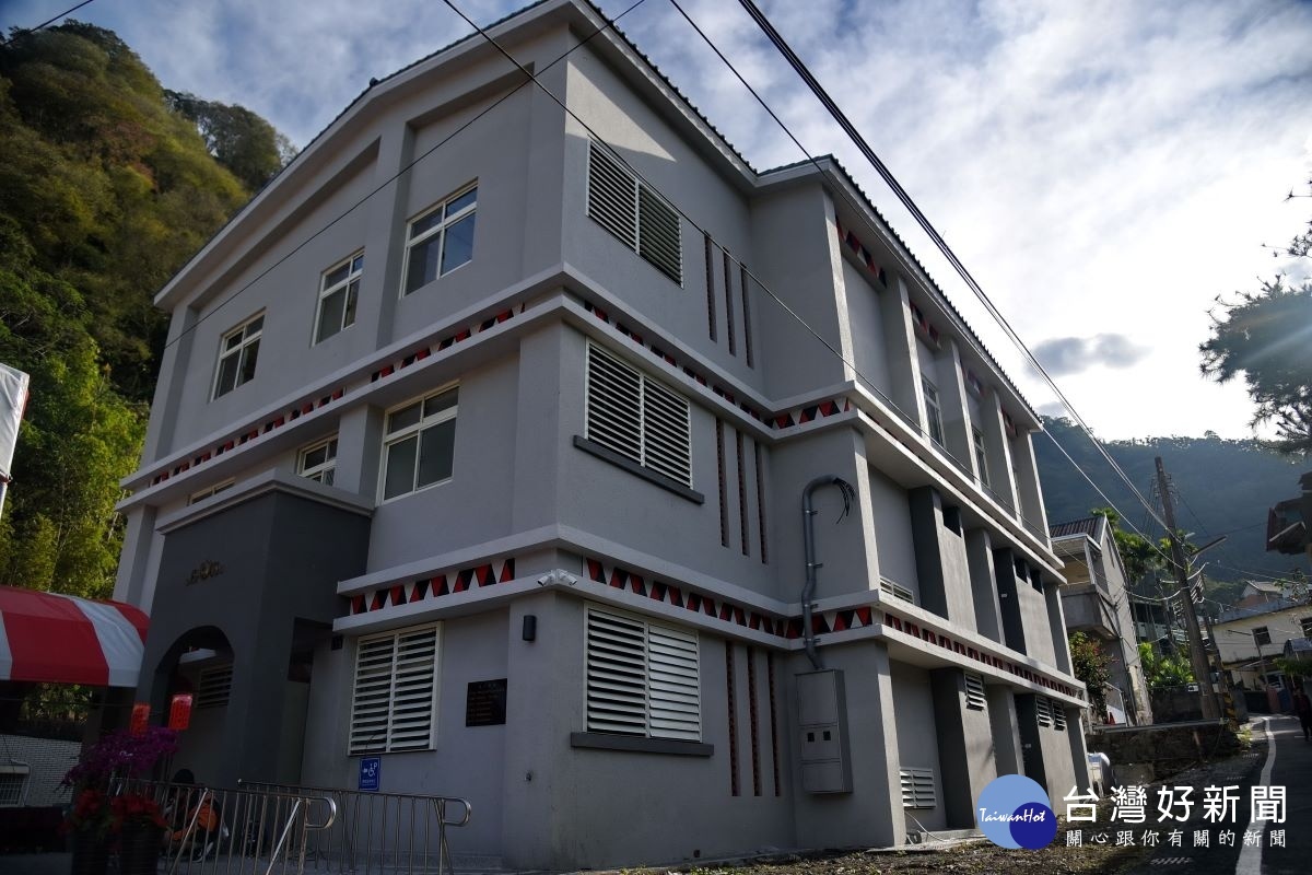 嶄新宿舍大樓是3層樓建築。