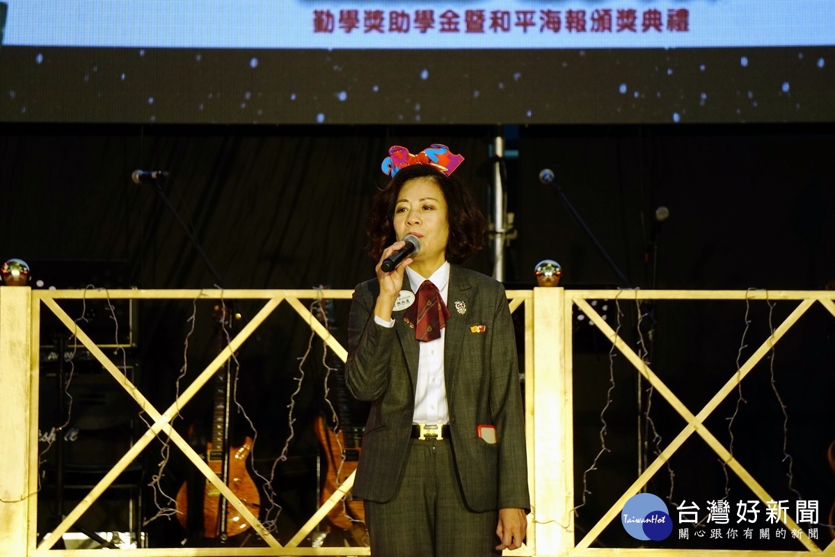 國際獅子會300G2區總監魏淑蓮於「勤學獎助學金暨和平海報頒獎典禮」中述路歷程。