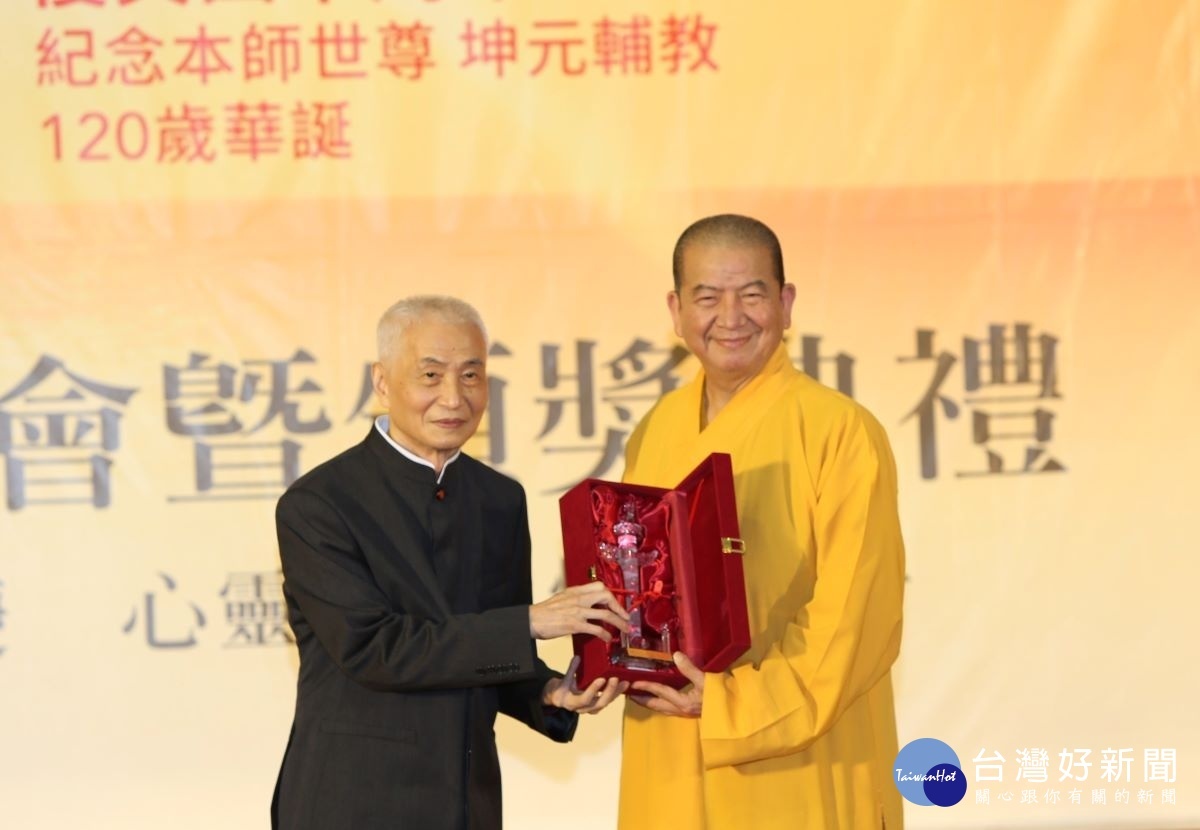 天帝教第四任首席使者陳光理（左）頒贈「宗教大同華表」予中國宗教徒協會理事長釋明光（右）。圖／大會提供