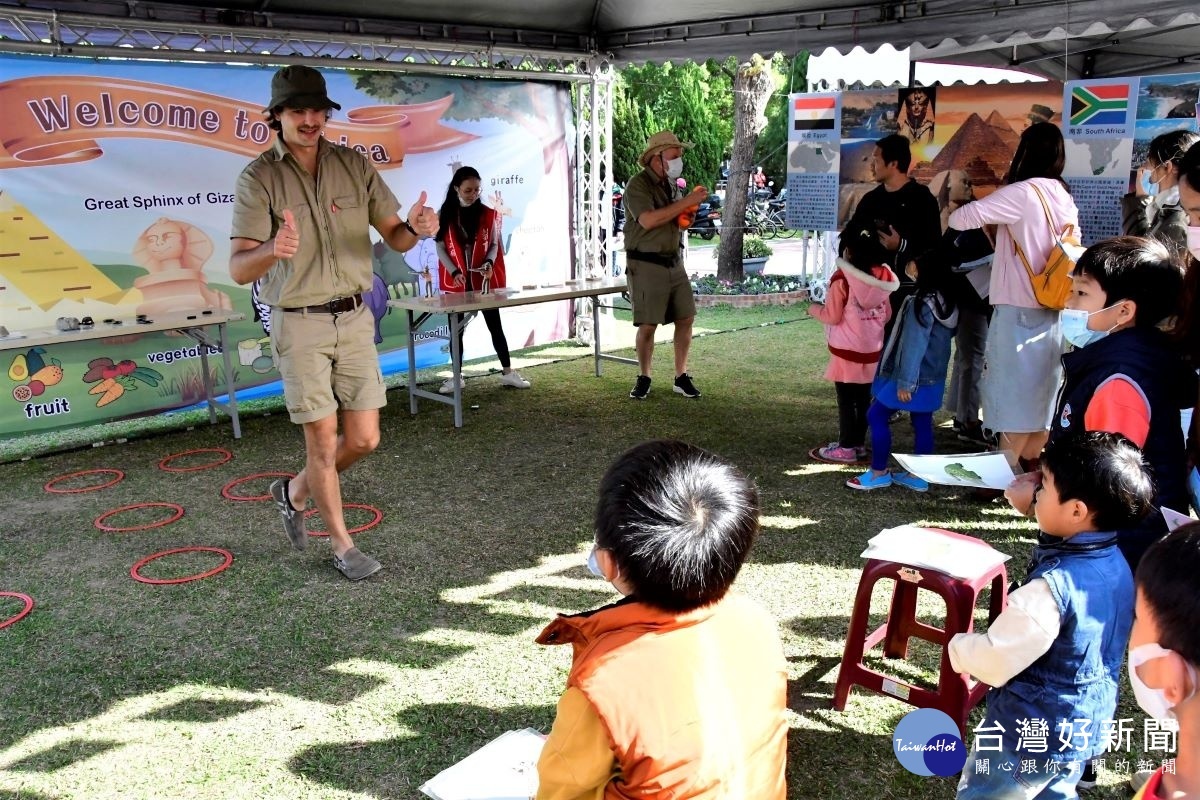 英語國際教育嘉年華的國際攤位與小朋友用遊戲互動。