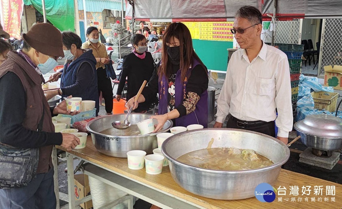 忠義十九公廟總幹事江冠輝（右）說，希望大家在享食冬至圓及補品後，都能一陽復始、財運亨通／陳致愷攝影