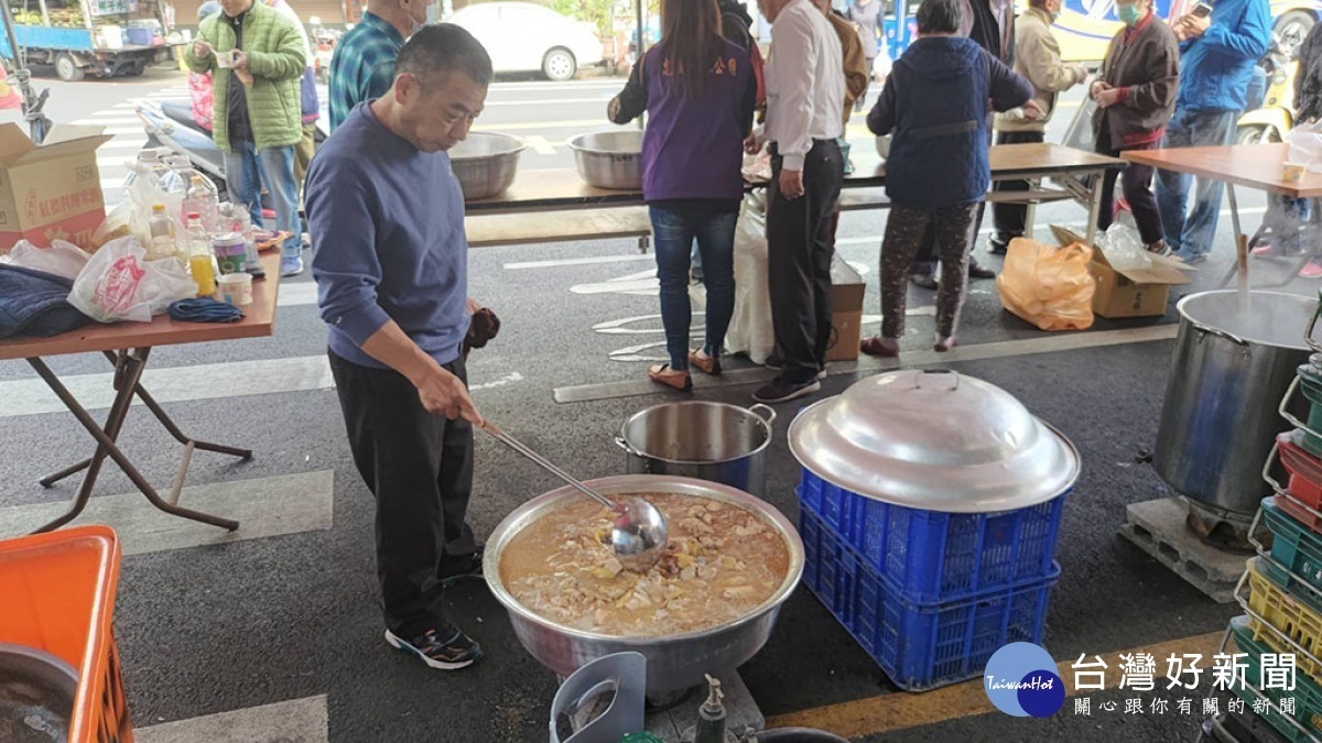 義工團隊一早就開始準備麻油雞跟湯圓／陳致愷攝影