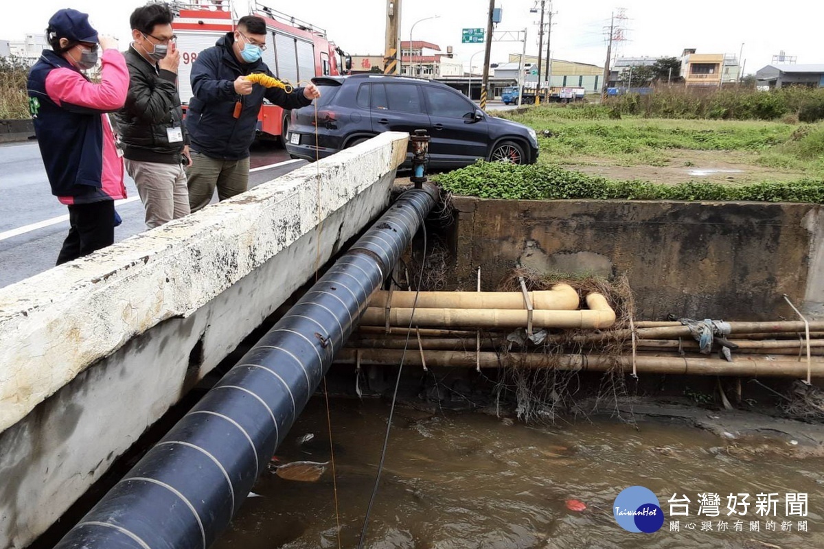 蘆竹區旭富製藥廠房大火,桃園市政府環保局第一時間派員前往應變與監控。