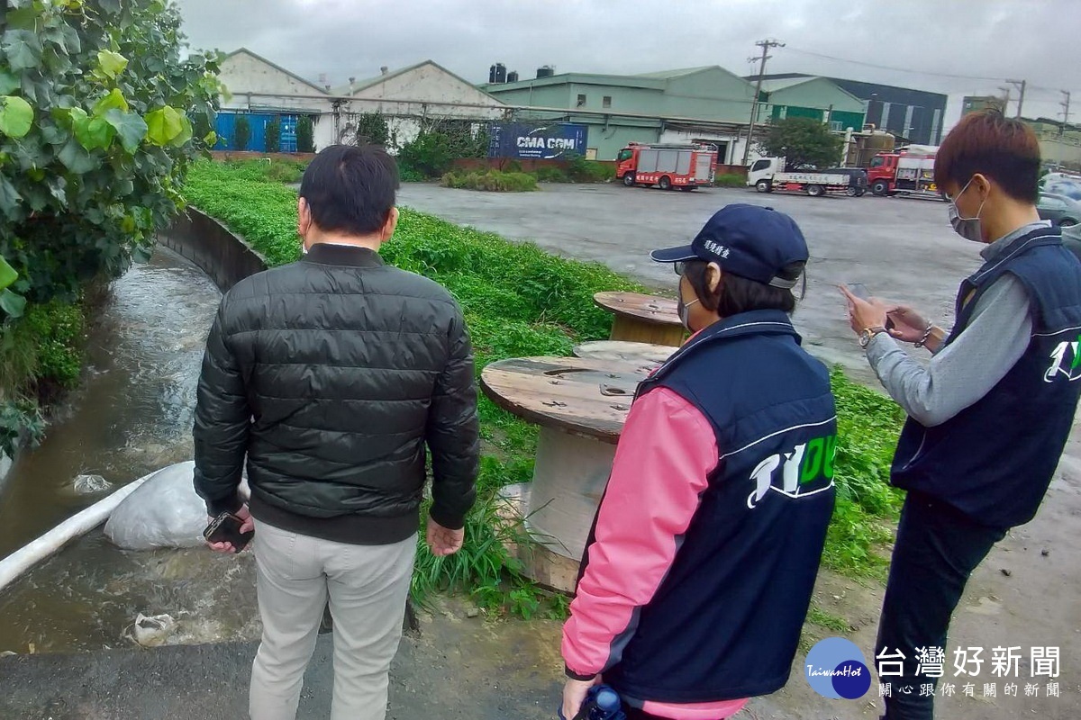 蘆竹區旭富製藥廠房大火,桃園市政府環保局第一時間派員前往應變與監控。