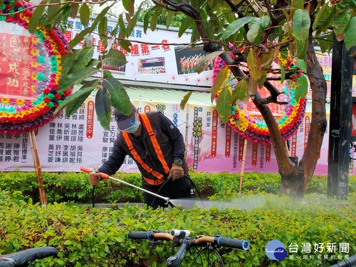 彰化市公所今日進行第三次菌液噴灑，確保害蟲能減至微量。圖／記者鄧富珍攝