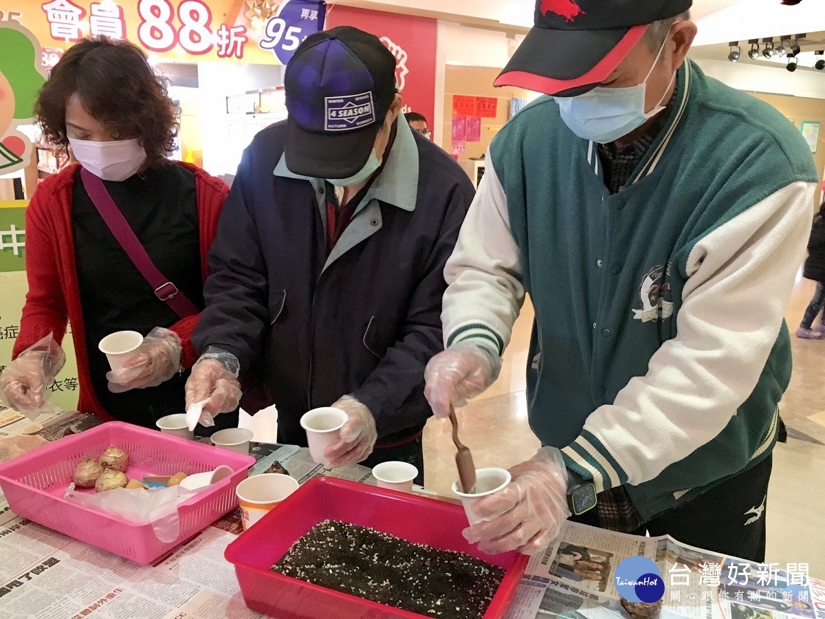 加的病友一起種下風信子，象徵「重生」。圖／彰濱秀傳醫院提供