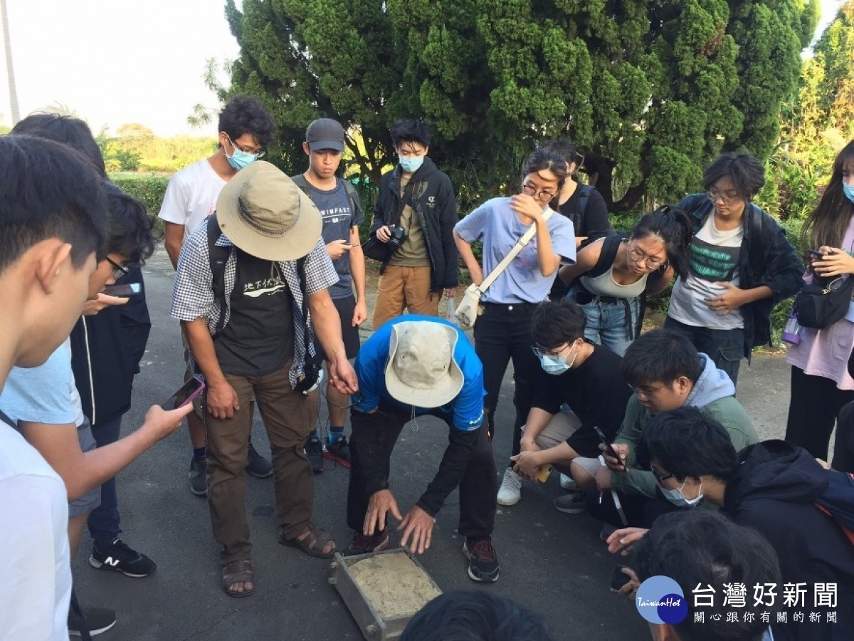 平鎮見學繞經日治時期所砌之水汴頭伯公,劉家後代拿出一塊當年的泥磚,學生大開眼界。