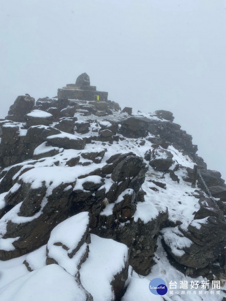 玉山21日中午雪況(玉管處提供)