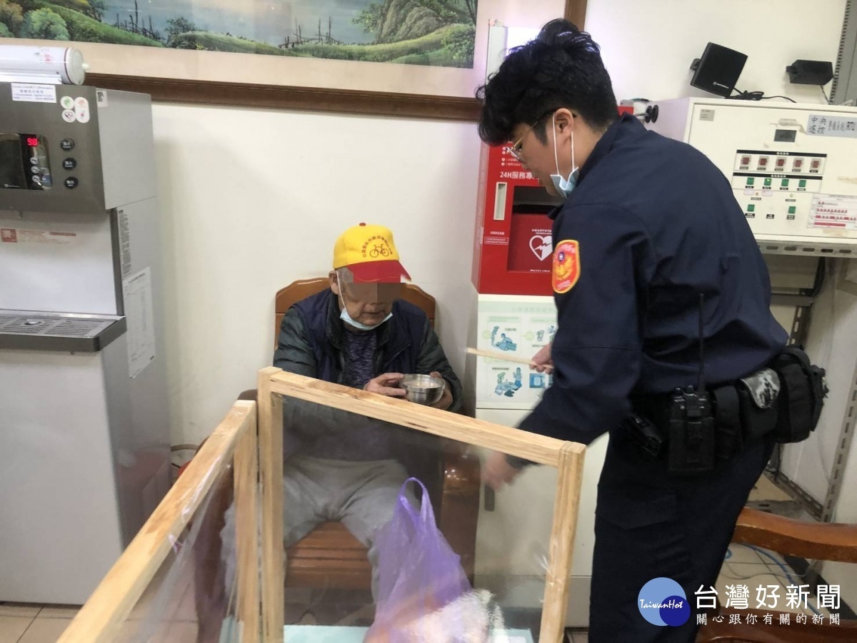 老翁冬至凌晨外出迷途,警請吃熱湯圓助返家團圓