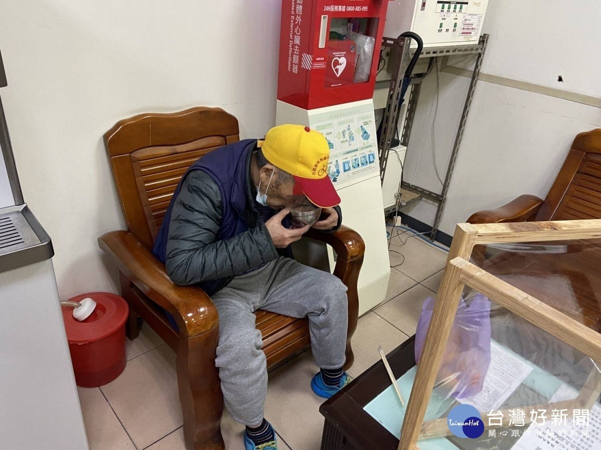 老翁冬至凌晨外出迷途,警請吃熱湯圓助返家團圓