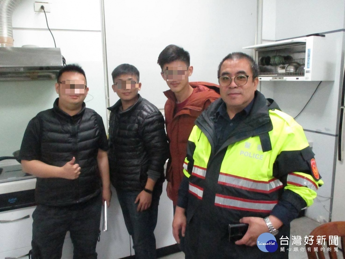 民眾車輛受困,警方徵用民車協助脫困