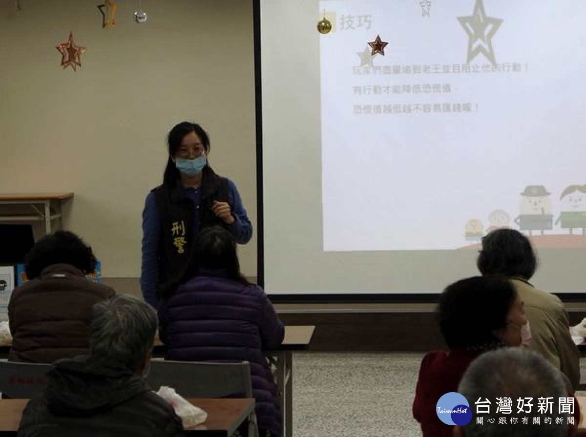 北港警方選定長者聚集的社區活動中心舉辦桌上遊戲活動，向在場的銀髮族宣導婦幼、交通安全及反詐騙，呼籲長輩提高警覺。
