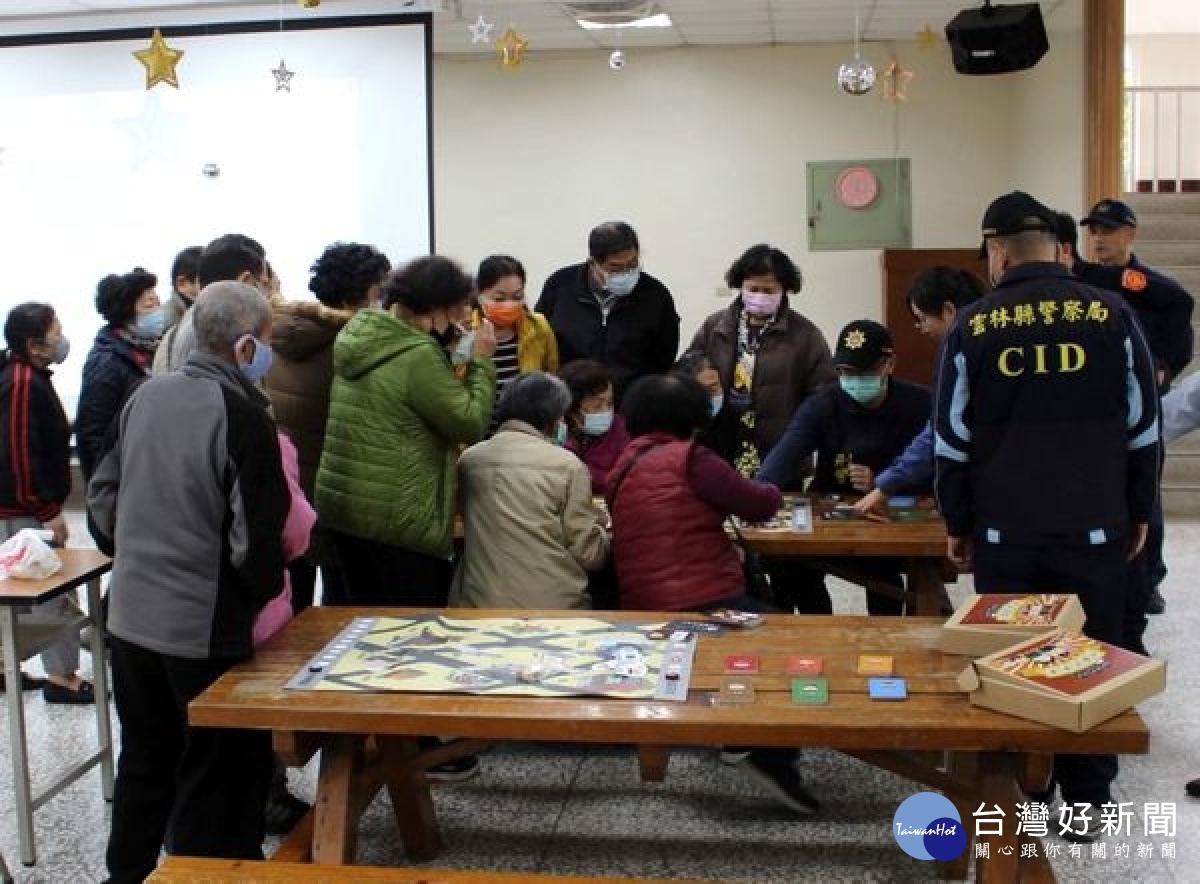 北港警方選定長者聚集的社區活動中心舉辦桌上遊戲活動，向在場的銀髮族宣導婦幼、交通安全及反詐騙，呼籲長輩提高警覺。
