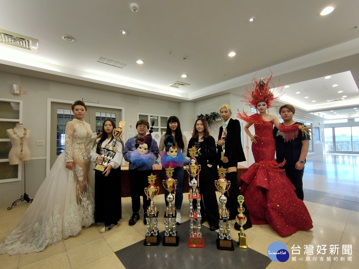 建國科大學生參加2020HBC世界盃髮型美容美睫美甲眉藝文創比賽,各組分別得到第一名和第三名,成果豐碩。圖/記者鄧富珍攝