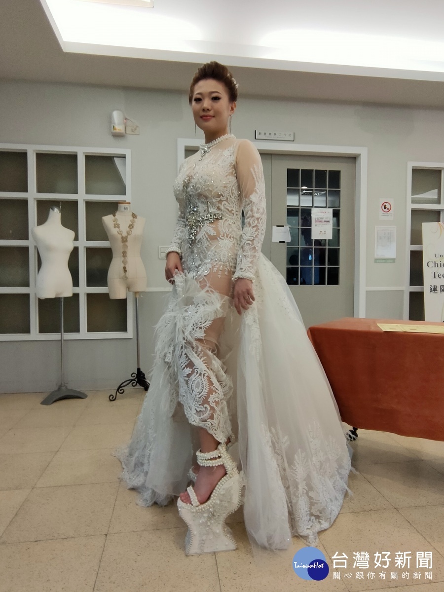 左為世界新娘化妝組得到第三名的陸品宜,搭配的高跟鞋純手工自製,高度有40公分高,相當震撼。圖/記者鄧富珍攝
