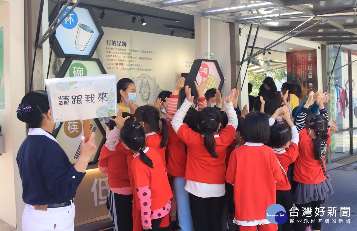 幼兒園學童來體驗爭相搶答。(記者扶小萍攝)