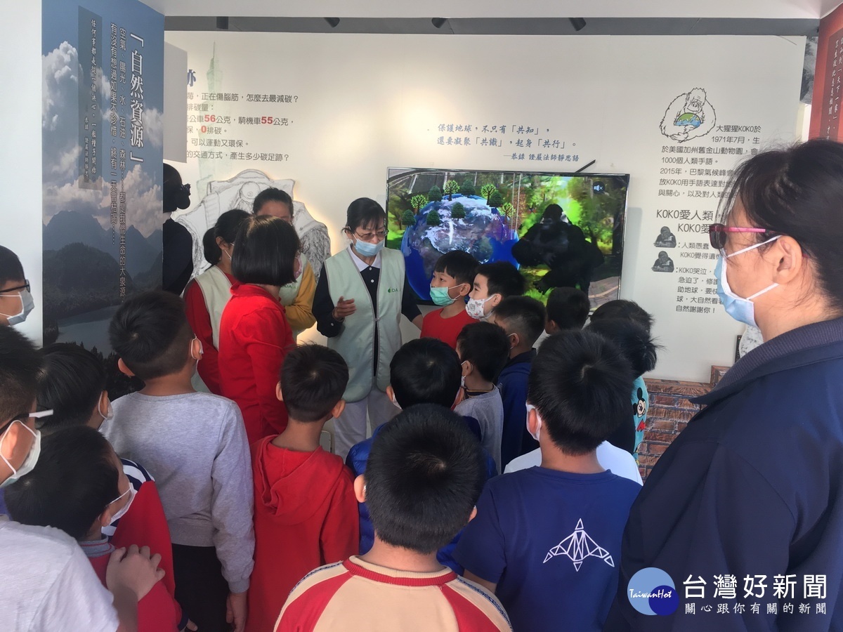 慈濟志工全程導覽學童知識融入生活。(記者扶小萍攝)