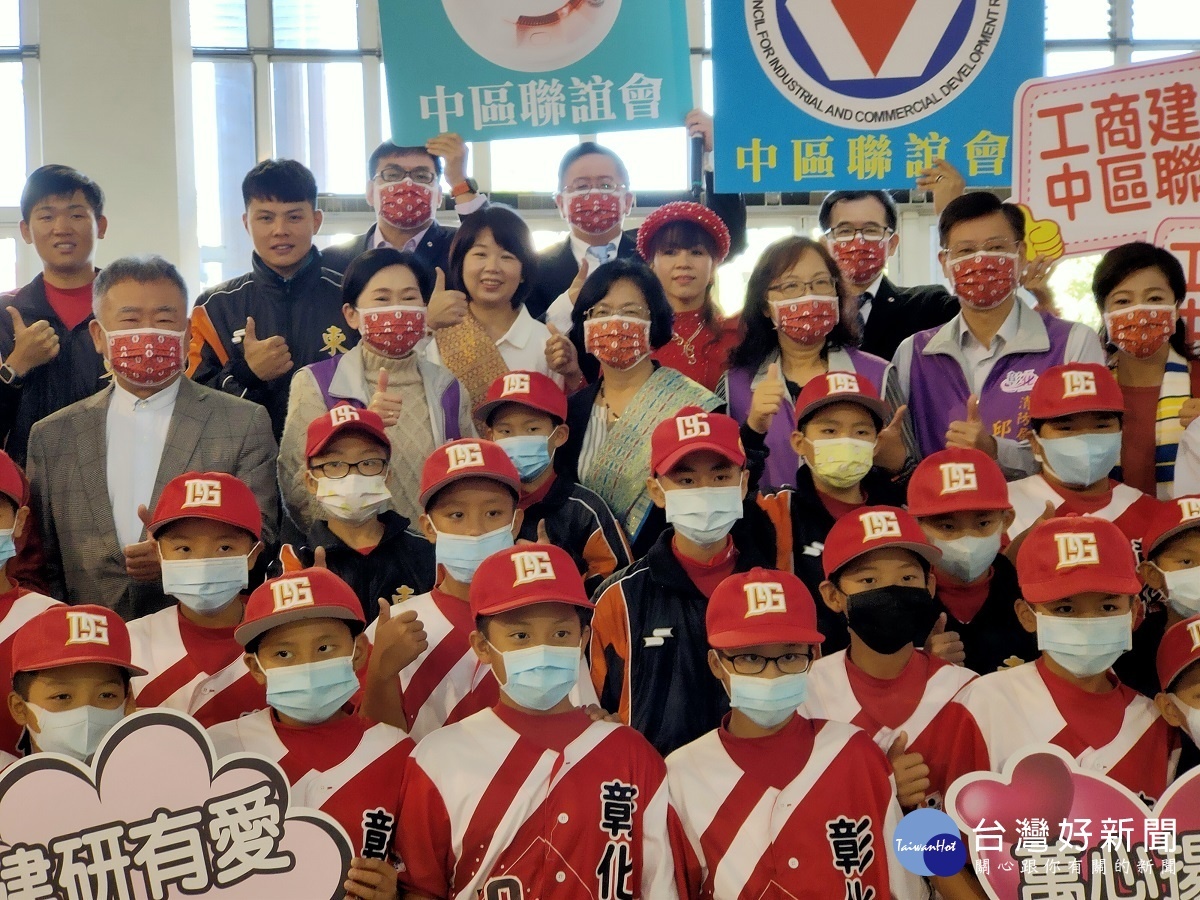 由建研中區會有捐贈120萬助中低收新住民家庭,由縣長王惠美代表受贈,並予與會來賓合照。圖/記者鄧富珍攝