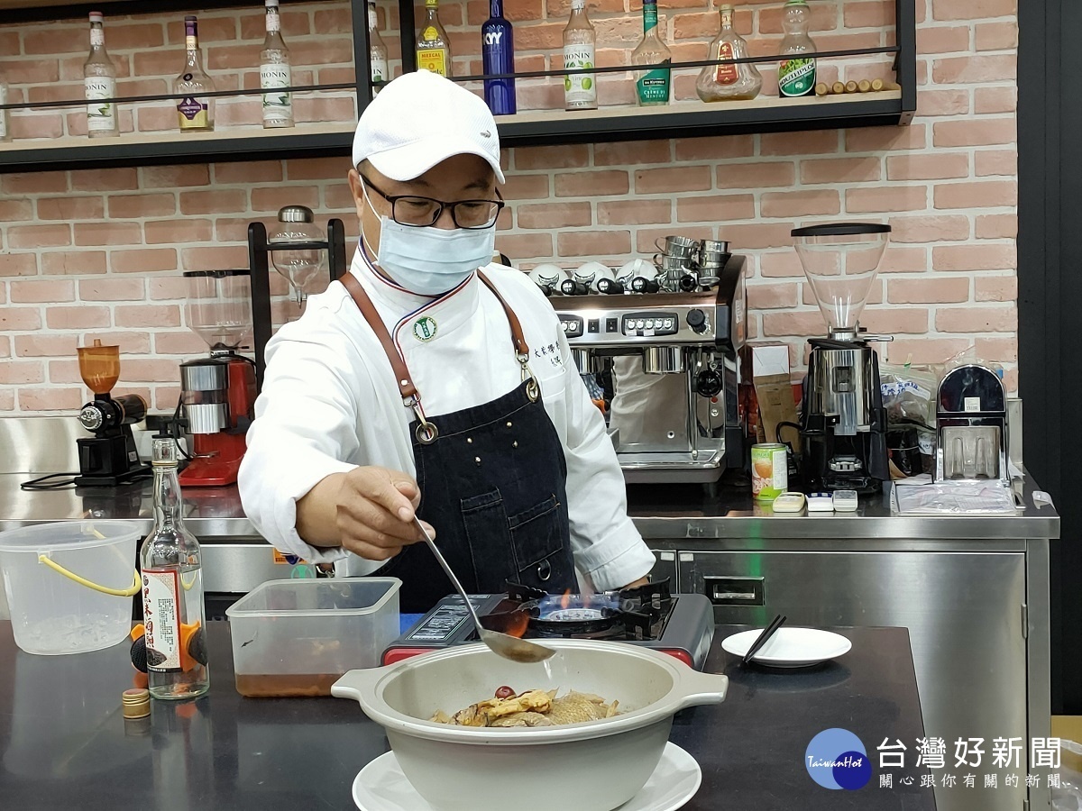 大葉大學餐旅系張得峰老師示範料理。圖／記者鄧富珍攝