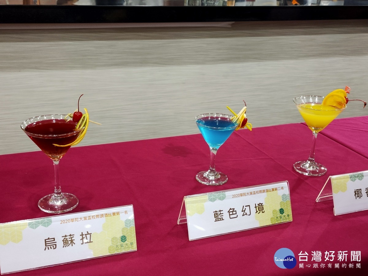 大葉大學學生發揮創意，用黑米酒頭調酒。圖／記者鄧富珍攝