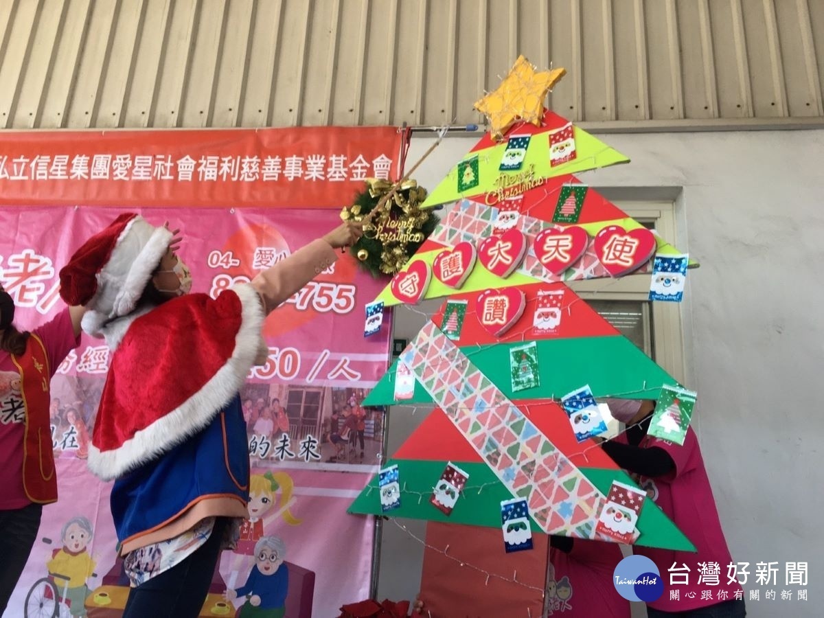 陳子芸執行長用權杖點亮聖誕樹，象徵由愛星基金會守護45位弱勢孤老。圖/華山基金會提供