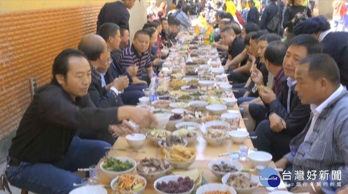 哈尼族在農曆十月「過新年」，除祭祀天地跟祖先外，還舉辦「長街宴」，場面相當壯觀／陳致愷翻攝