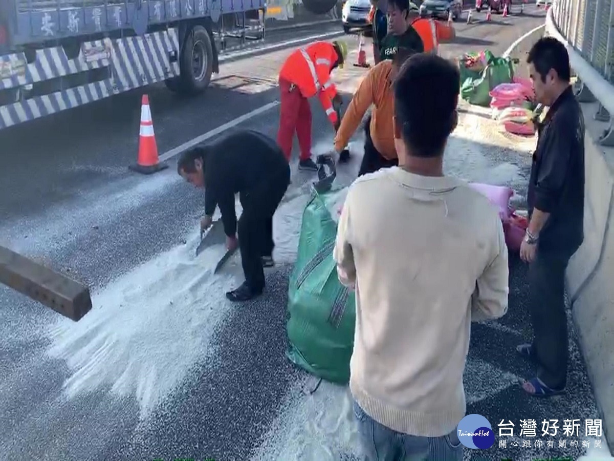 聯結車載運白米未綑紮牢翻落匝道 撒落國道有如覆蓋一層白雪