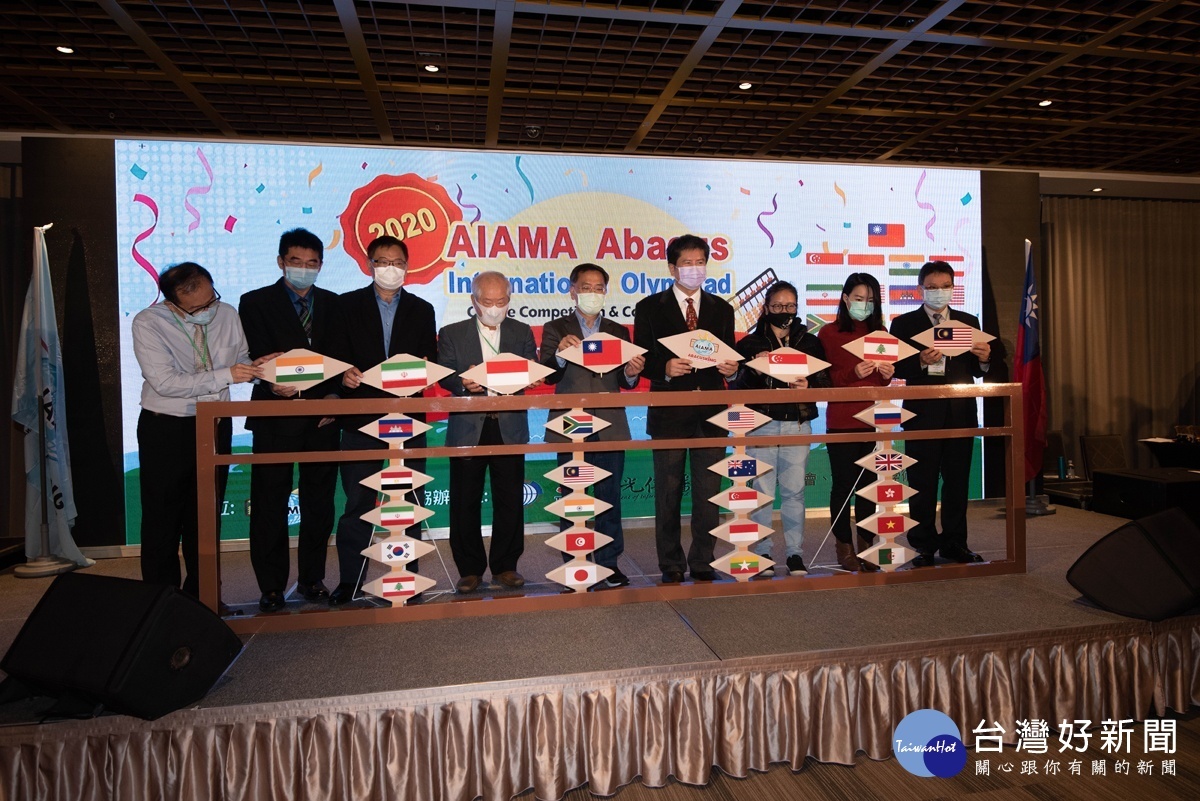 開幕會員國算盤啟動儀式，台北市蔡炳坤副市長(中)與國際珠心算聯盟楊程焰總會長(右四)。