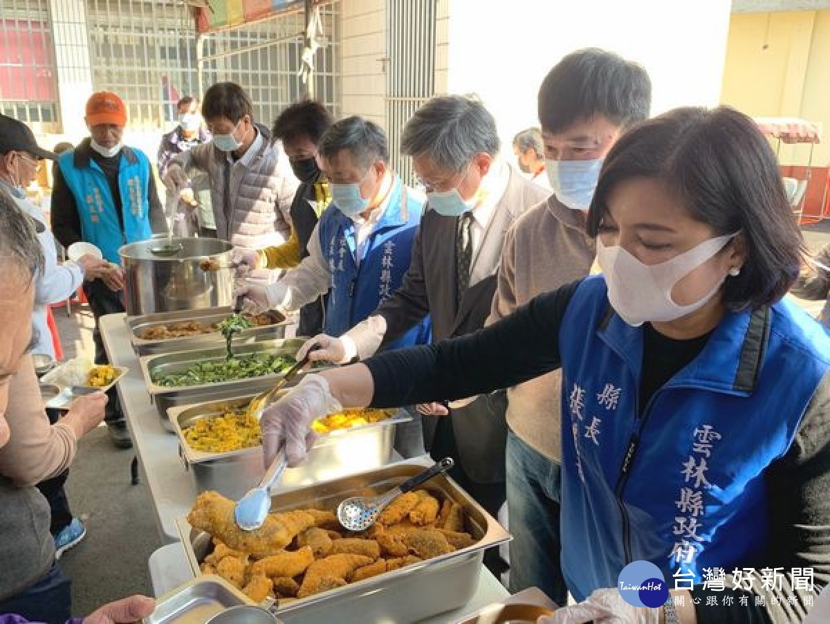 東勢鄉四美村長青食堂暨巷弄長照C據點歡喜揭牌,希望可以整合更多資源照顧更多長輩,以及提供更多元的照護服務。