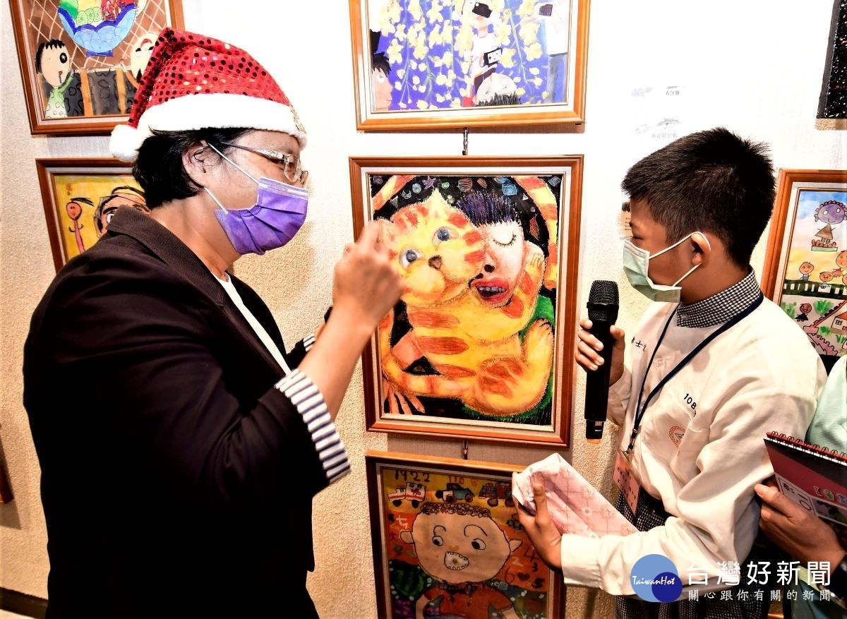 縣長王惠美再參觀「「童畫心世界」個展中鼓勵小朋友的創作。圖／彰化縣政府提供