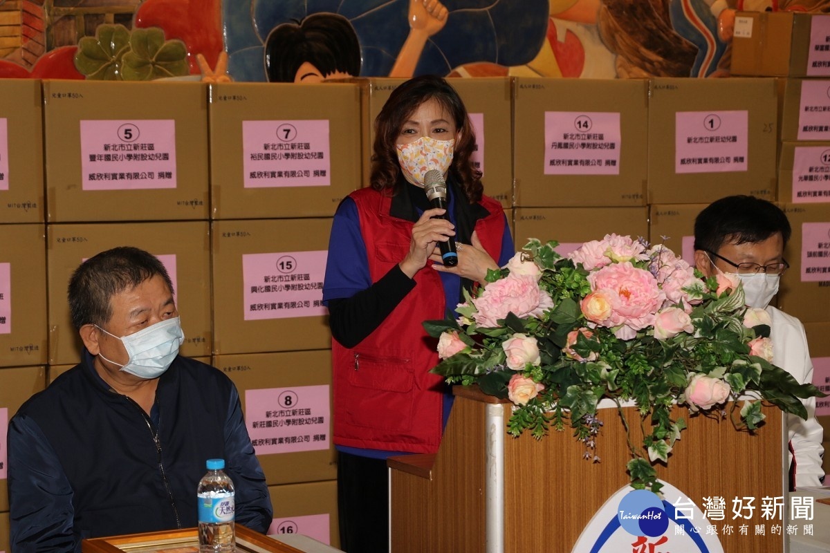 威欣利公司董事長陳怡利表示 市面兒童口罩仍不容易買 因此慨捐20萬片