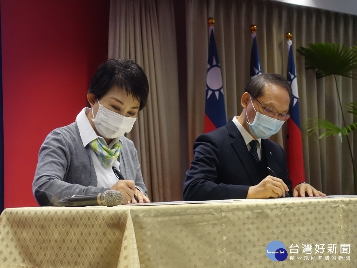 盧秀燕(左)與慈濟慈善事業基金會顏博文執行長(右)簽署合作備忘錄