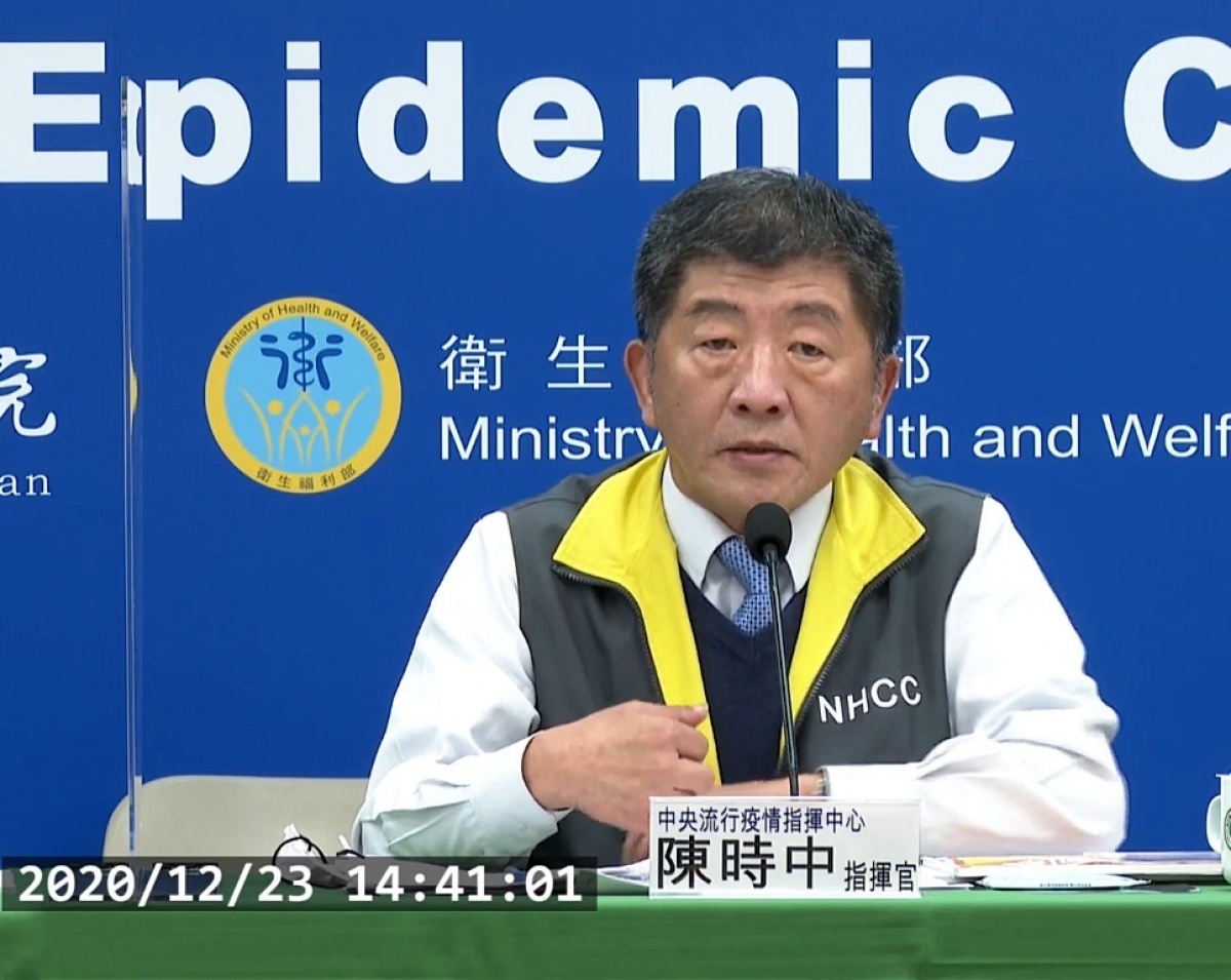 由於案765多次不遵守武肺防疫相關規定，最終染疫後還傳給同事、釀出本土案例。另長榮航、華航先前也傳出空服員無視機組員值勤相關居家檢疫規定，偷跑出去玩被發現。對此，指揮中心今（23）日表示，將要求民航局及航空公司在本週內研議如何強化現有航空檢疫措施。（圖／衛福部疾管署YouTube）