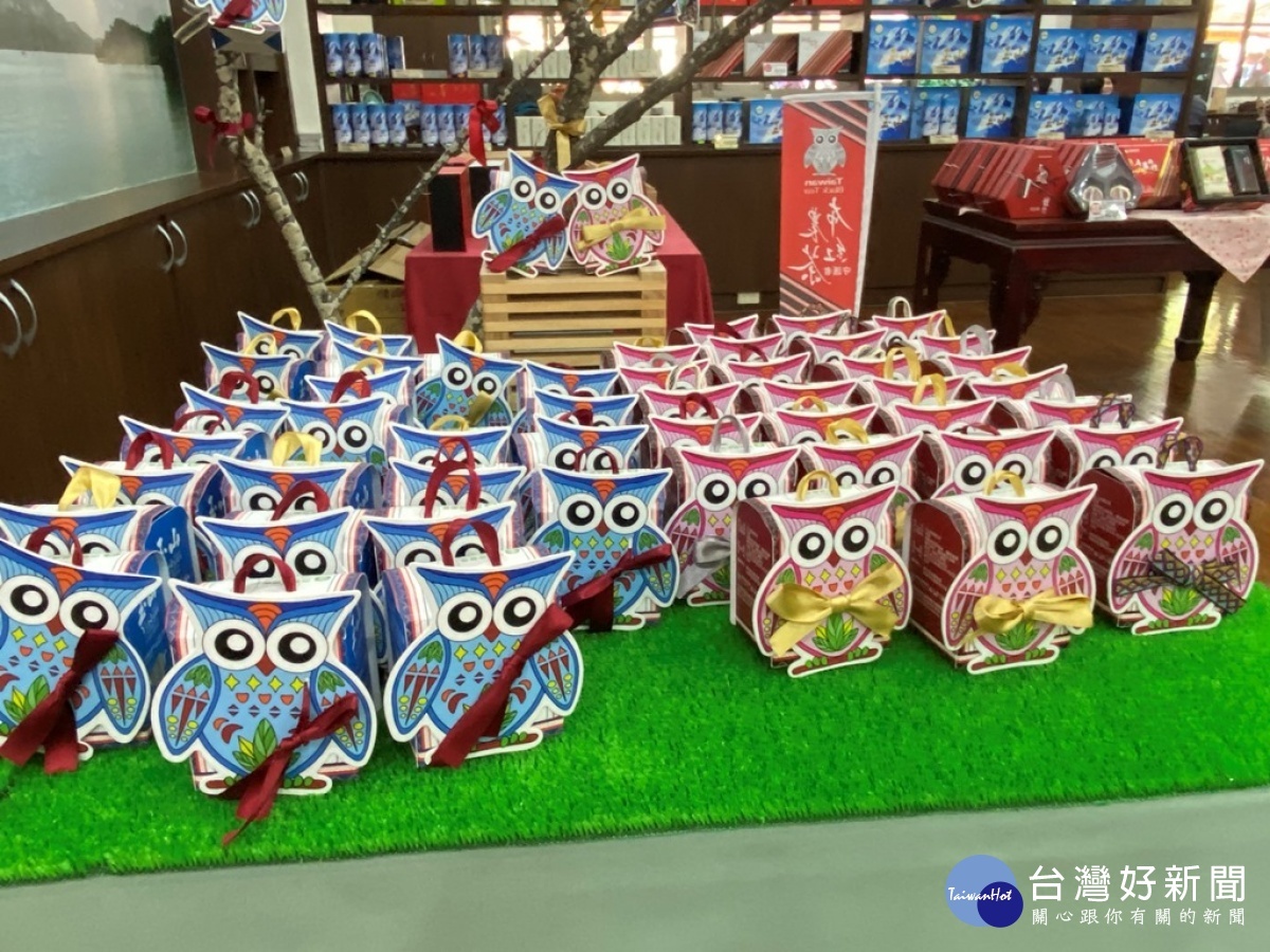 信義鄉農會梅子夢工廠推出小包裝的產品讓民眾好攜帶,其中以布農族守護神的貓頭鷹作外包裝的高山烏龍茶跟布農紅茶,小巧可愛,很是吸睛。(圖/記者賴淑禎攝)