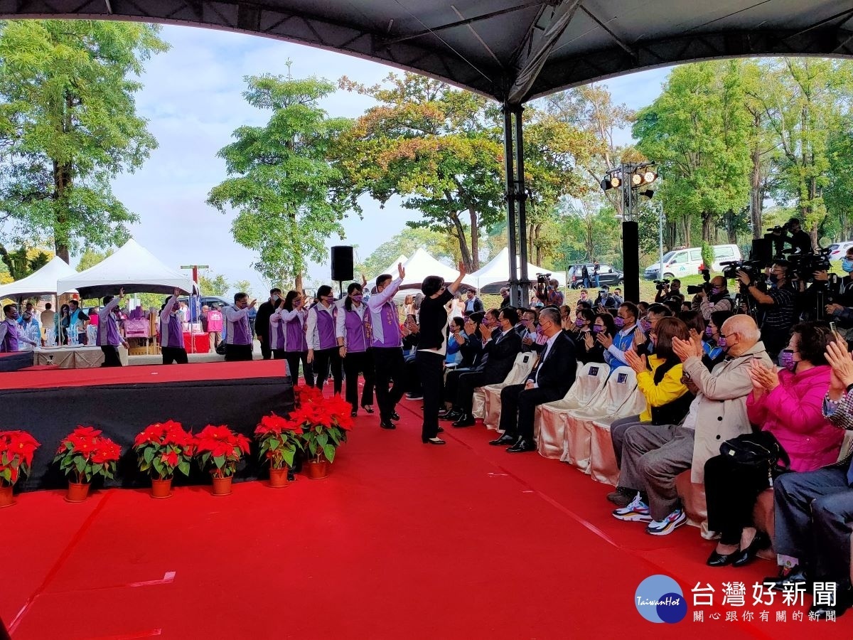 彰化縣長王惠美就職2週年,帶領縣府團隊進場。圖/記者鄧富珍攝