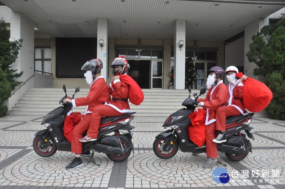 愛心慈幼社同學騎著機車後座同學拎著禮物在街上行走時民眾都覺得很有趣。