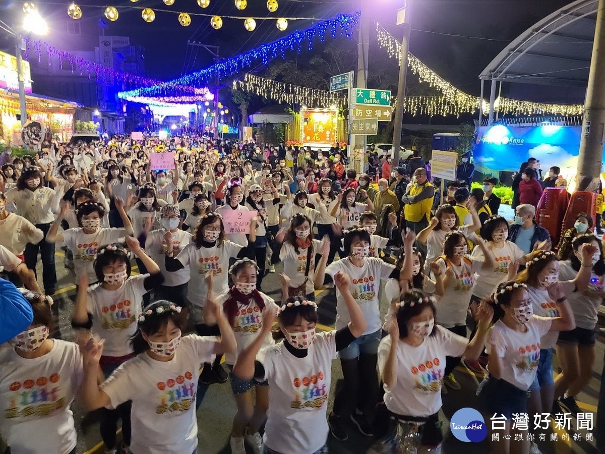 500社區民眾同樣的牛仔裝扮進場非常壯觀。