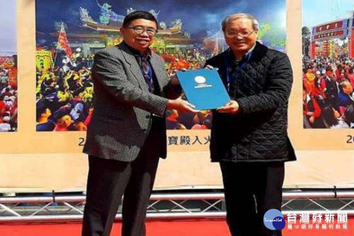 侯博明董事長(左)。
