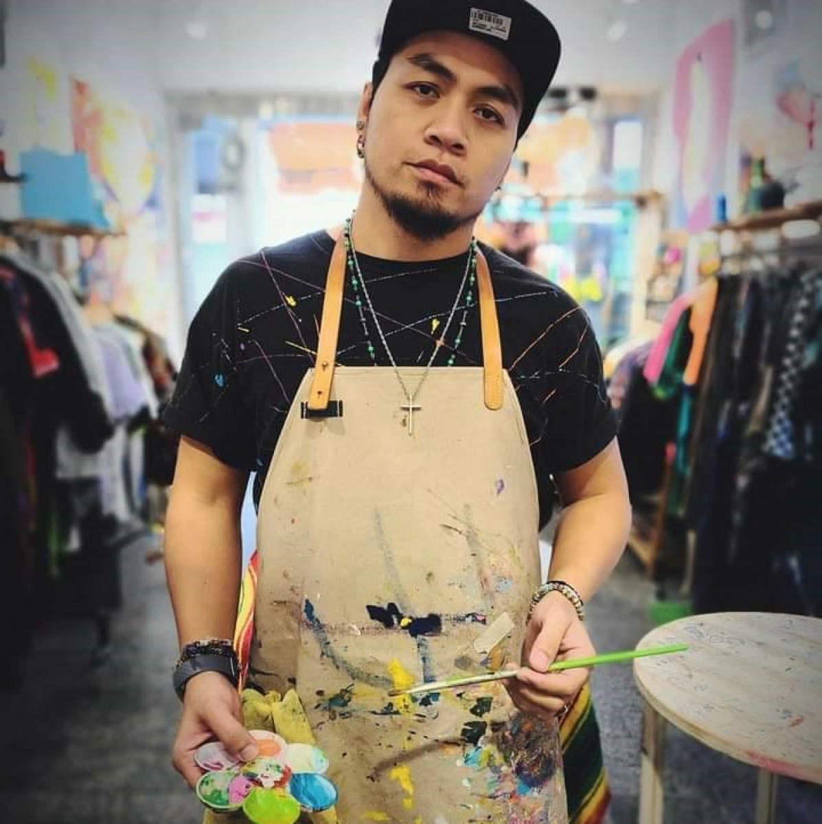 排灣族青年藝術家安東尼Vikalj擅長用當代手繪藝術傳承原住民文化故事。