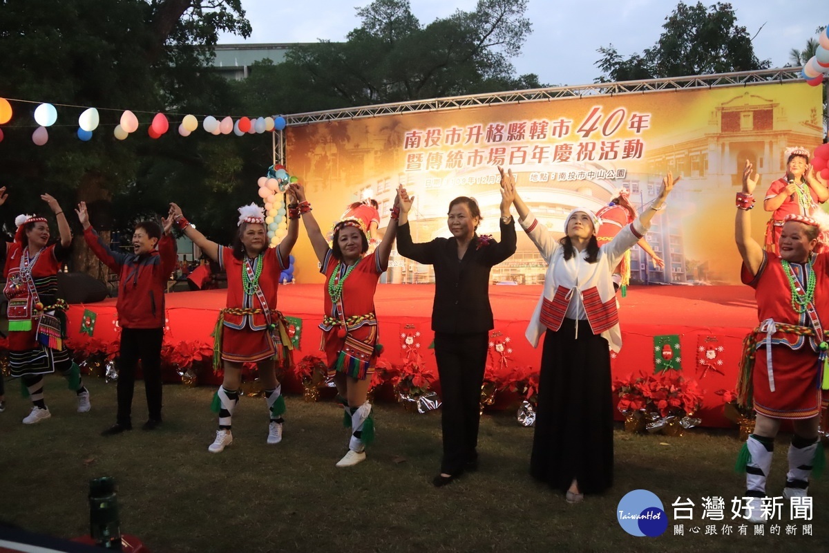 中山公園精彩節目從白天到夜幕低垂。（記者扶小萍攝）