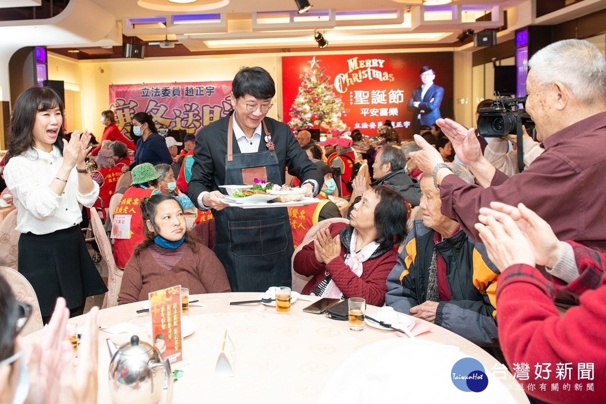 「傳愛送暖-聖誕-長者圍爐」活動中,立法委員趙正宇親自為獨居長者們送菜。