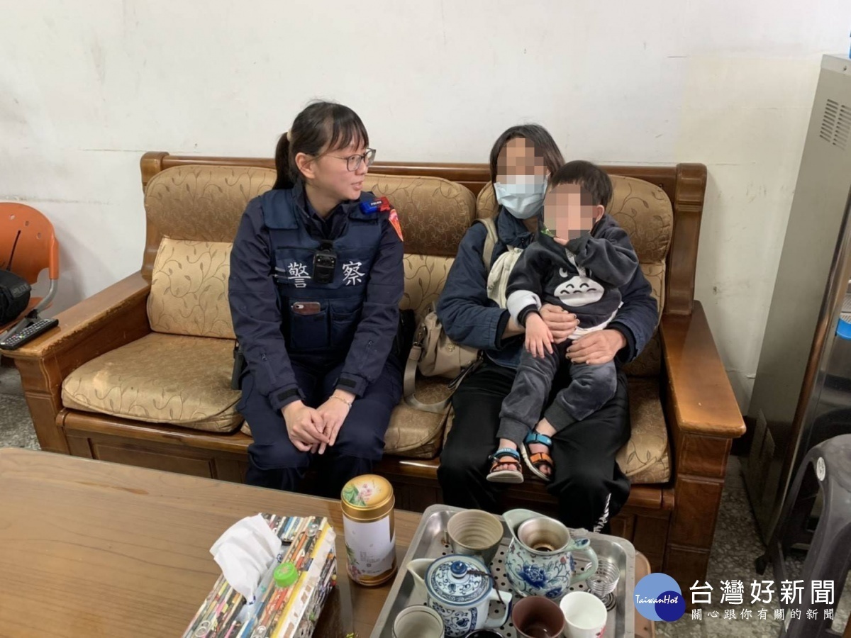 戀上戰地軍醫,婦欲匯款助離營警勸阻