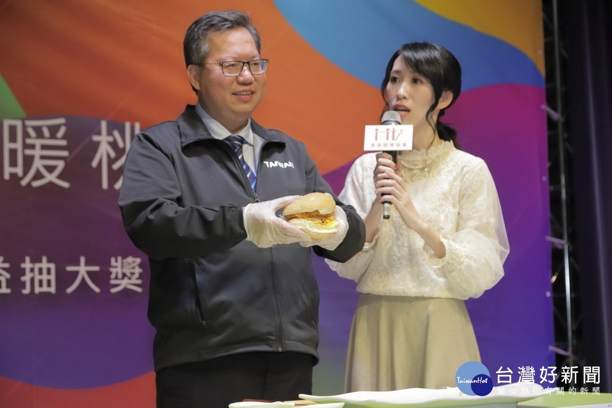 桃園市長鄭文燦於直播現場親手組合一份營養早餐,呼籲大家一起資助清寒學子所需的營養早餐。