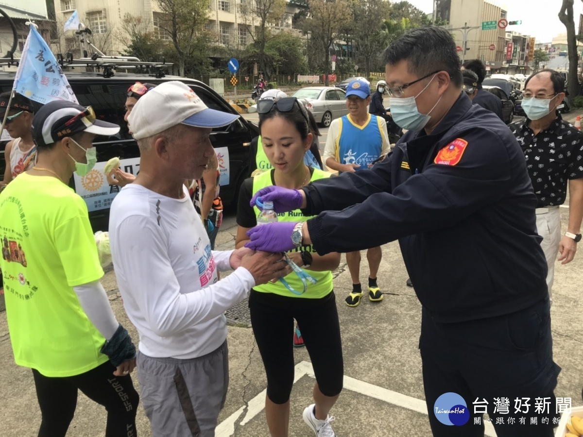台灣盲人環台路跑公益活動,平鎮警設愛心公益補給站