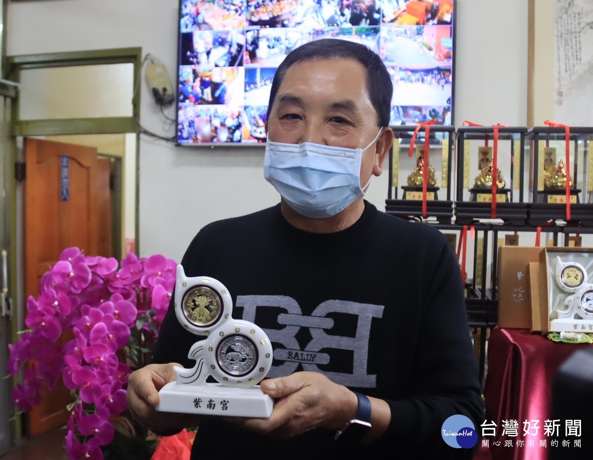 莊主委展示套幣以葫蘆造型為主。(記者扶小萍攝)