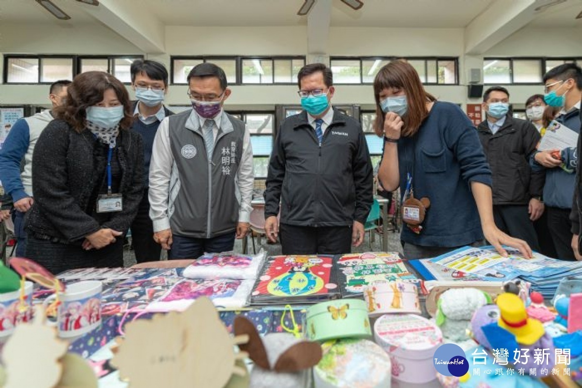 鄭市長參觀桃園市內35所高中設置的宣導攤位