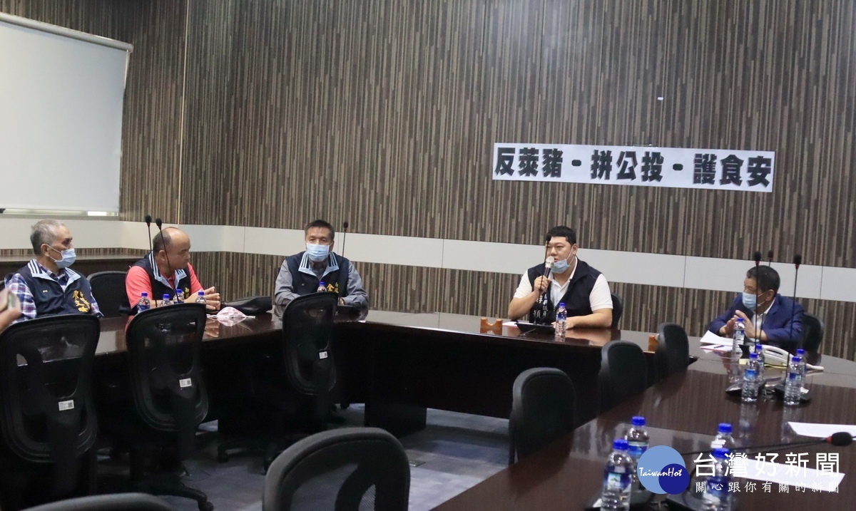 南投縣國民黨中常委游顥主持記者會。(記者扶小萍攝)