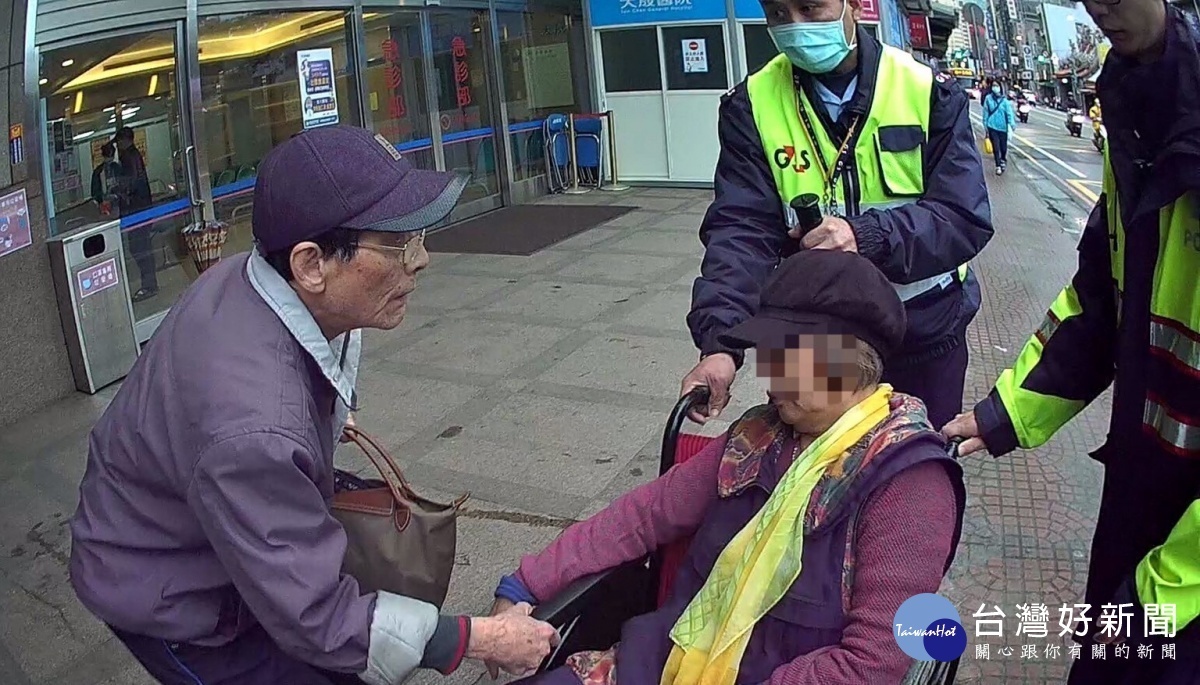 婦人身體不適幾近昏厥,熱心警協助開道就醫